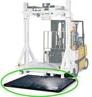 Tr&eacute;mie de pes&eacute;e suspendue au-dessus d'une station de remplissage de sacs